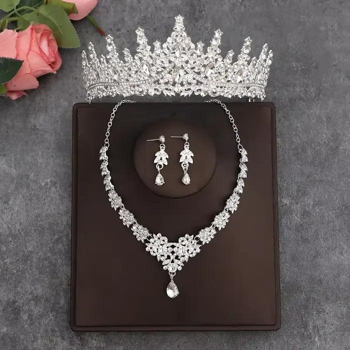 Parure de bijoux pour robe de mariée : Couronne, Collier, Boucles d'oreilles – Trois pièces en Zirco