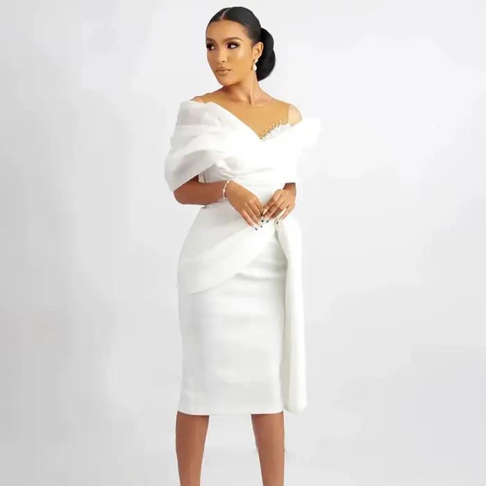 Robe de mariée courte blanche, épaules dénudées, gaine/colonne, longueur aux genoux, robe de mariée 