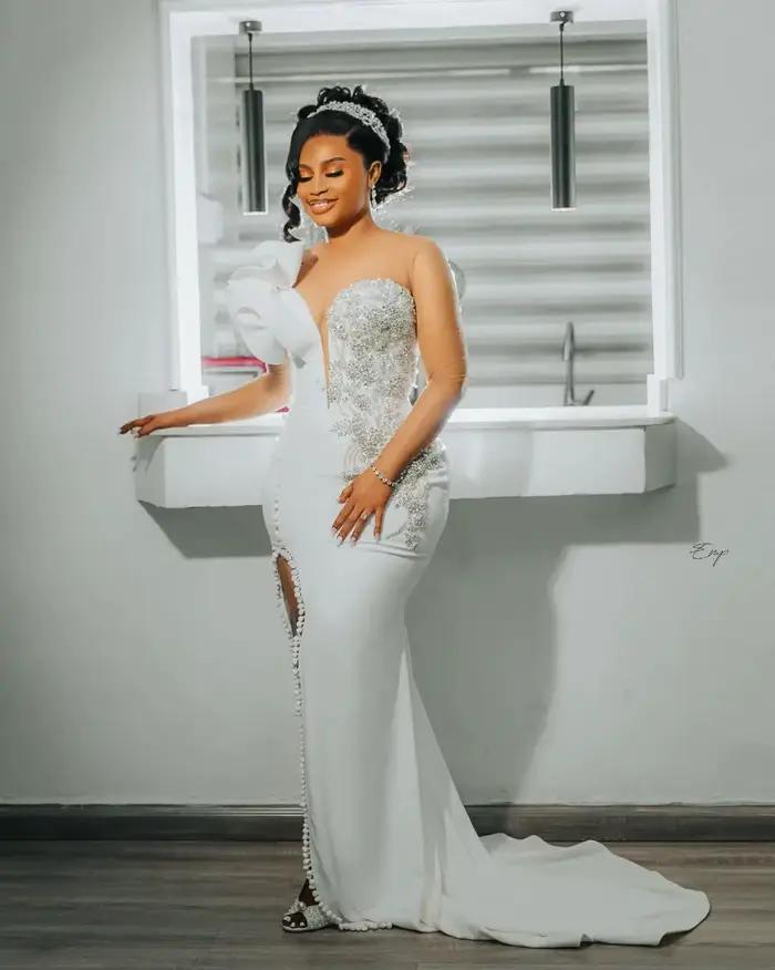 Robes de mariée sirène nigériane pour mariée, col transparent, manches longues, volants fendus sur l