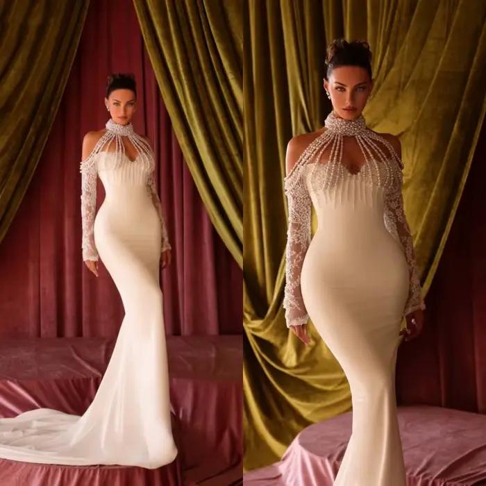 Robe de mariée sirène de créateur, col montant, sans manches, ornée de perles, traîne balayante, sur