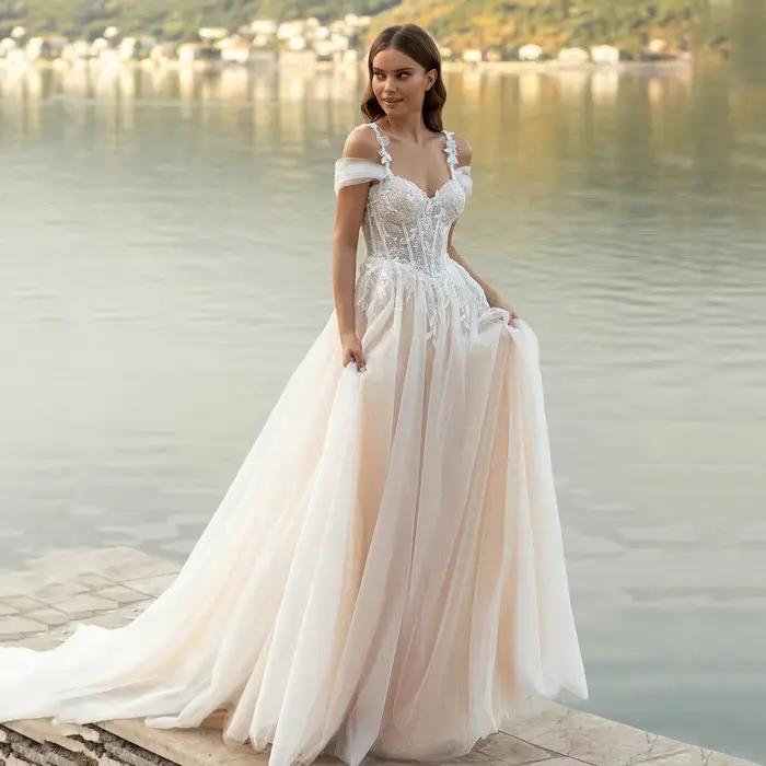 Robe de mariée épaules dénudées avec bretelles simples, style ligne A, coupe ajustée, effet aminciss