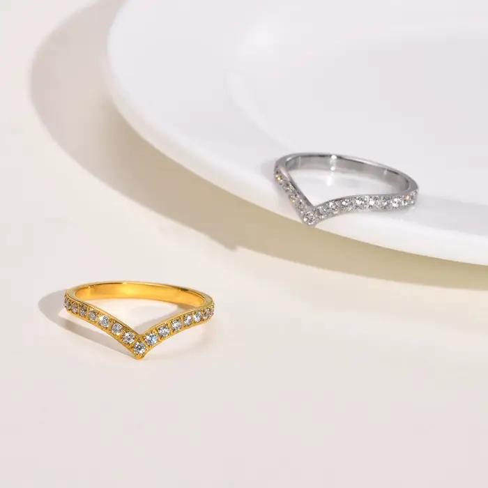 Anneau en forme de V en acier inoxydable serti de zircone pour femmes, bijou moderne et empilable pour occasions spéciales