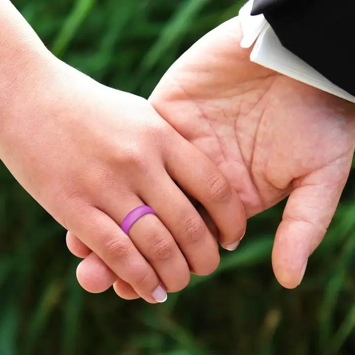 4 anneaux en silicone colorés pour elle, alliances en caoutchouc de 5,5 mm de large, hypoallergéniques, imperméables, pour femmes, taille 5-12