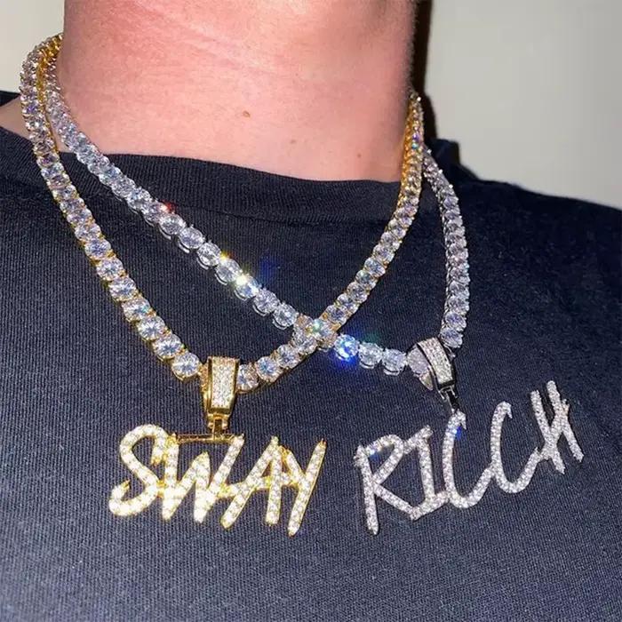 Collier avec pendentif en forme de lettre en petite police personnalisée