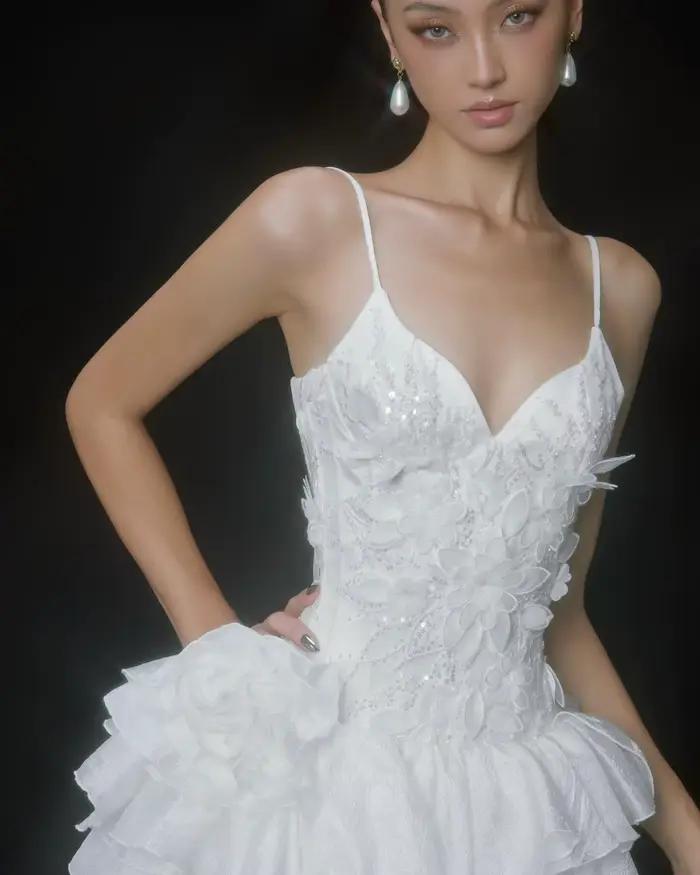 Robe de mariée blanche à ourlet asymétrique avec décolleté en V profond