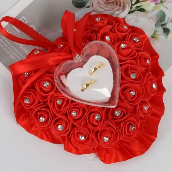 Coussin romantique en forme de cœur pour bague de mariage