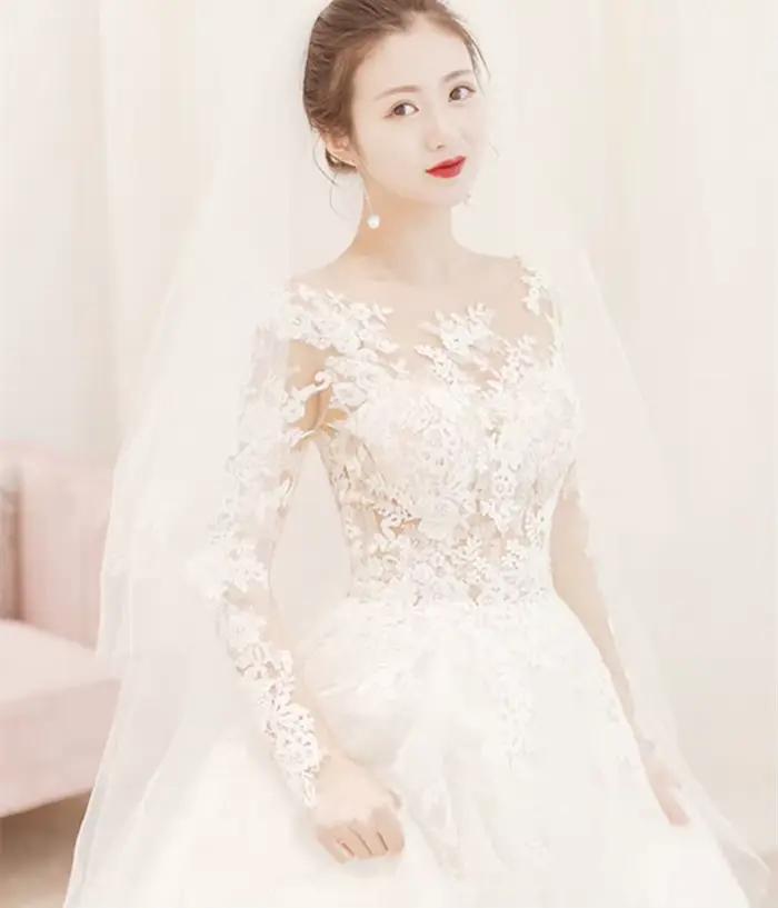 Robe de mariée à lacets brodée