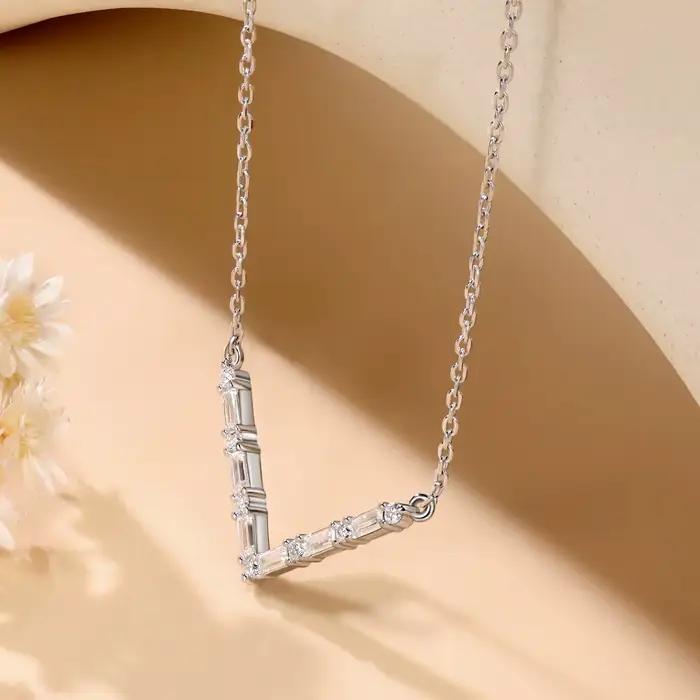Collier pendentif en forme de V Moissanite, chaîne en argent Sterling 925 VVS1 3EX, diamant rectangulaire, bijoux de luxe, cadeau pour elle, M-JAJA