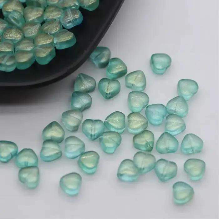 Perles colorées en forme de cœur d'amour