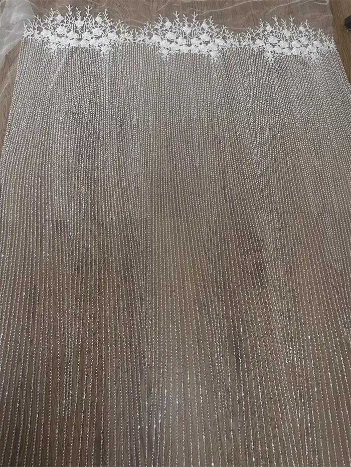 Robe de mariée en dentelle brodée perlée