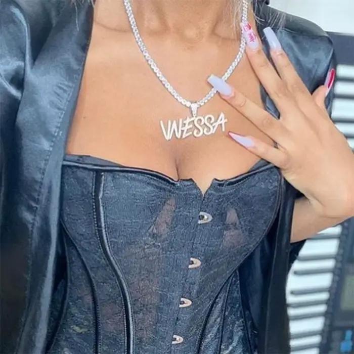 Collier avec pendentif en forme de lettre en petite police personnalisée