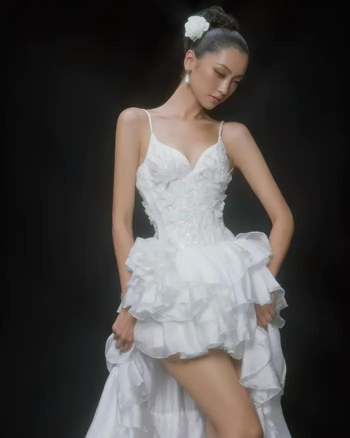 Robe de mariée blanche à ourlet asymétrique avec décolleté en V profond