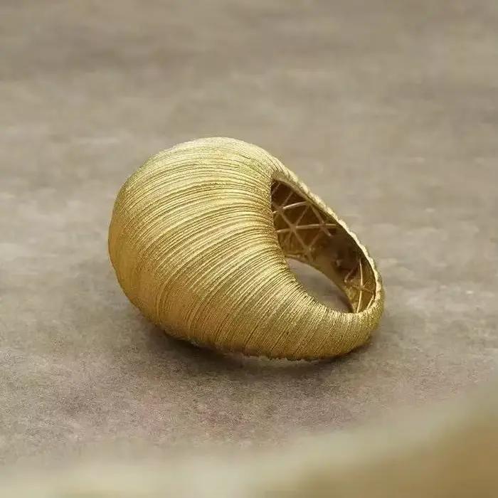 Anneau rond en arc artisanal en fil doré unisexe pour homme et femme, bijou de luxe élégant et durable pour les occasions spéciales