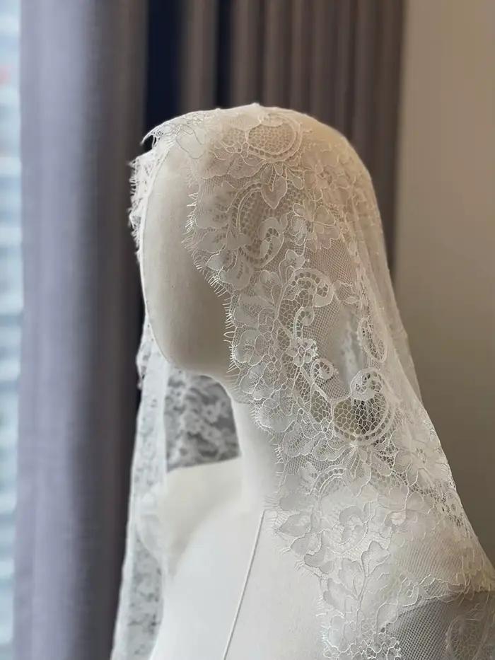 Voile de mariée cathédrale en dentelle Chantilly