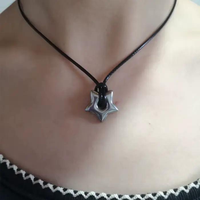 Collier gothique avec pendentif étoile creuse