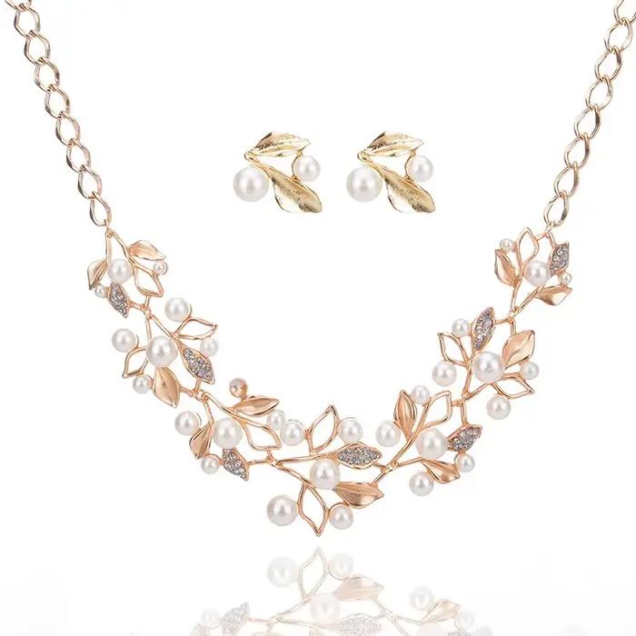 Ensemble collier et boucles d'oreilles tendance - bijoux métalliques