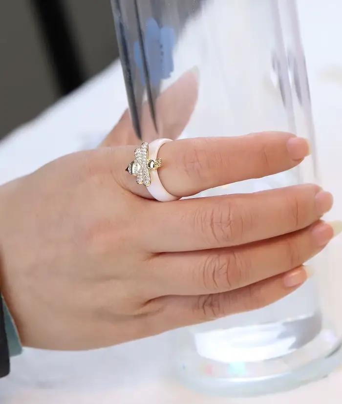 Bague de fiançailles en céramique noire et blanche, design de mariage, bijou élégant à la mode pour femmes occasions spéciales comme le mariage tracker de sommeil