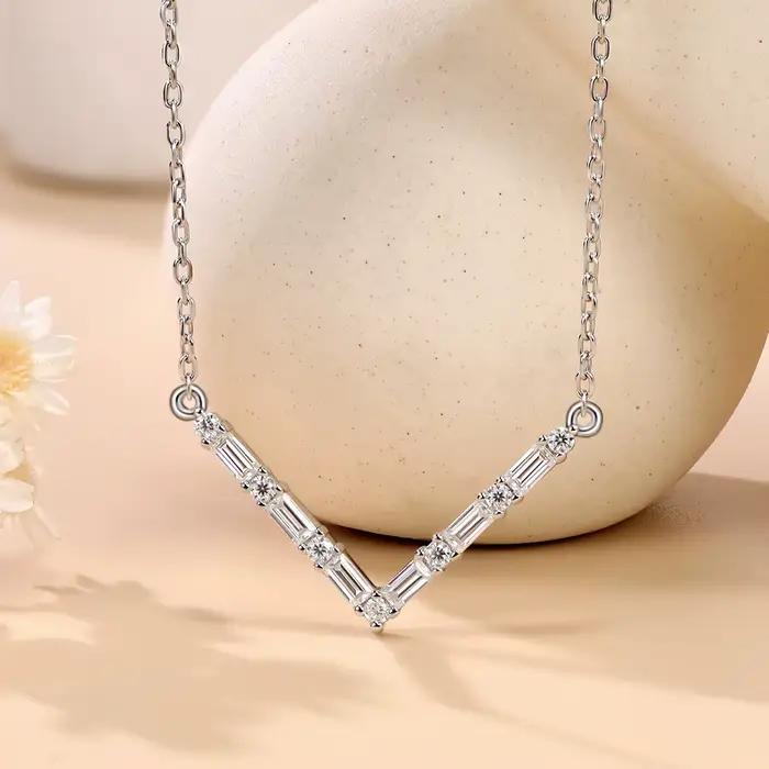Collier pendentif en forme de V Moissanite, chaîne en argent Sterling 925 VVS1 3EX, diamant rectangulaire, bijoux de luxe, cadeau pour elle, M-JAJA