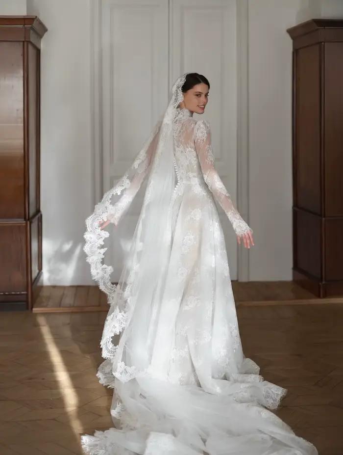 Robe de mariée en dentelle personnalisée coupe trapèze col montant manches longues avec traîne occassionnelle spéciale