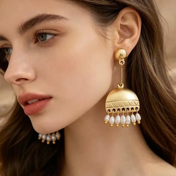 Boucles d'oreilles longues à pampilles géométriques en faux perles métalliques plaquées en argent et or pour femmes, bijoux élégants et durables pour toutes les occasions spéciales