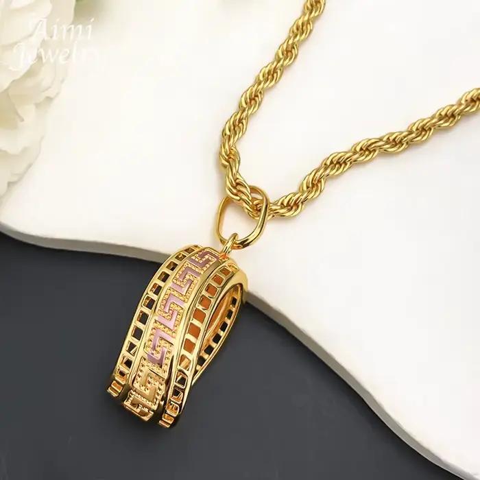 Ensemble de bijoux dorés imprimés