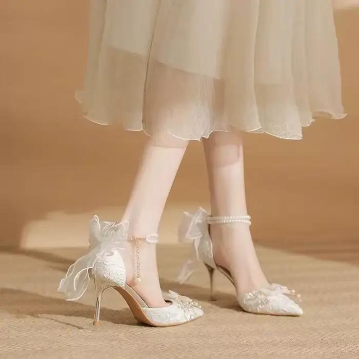 Chaussures de mariage en satin français, sandales à talons hauts à fleurs féeriques blanches, deux v