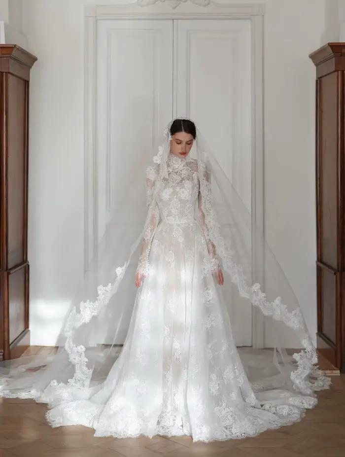Robe de mariée de luxe personnalisée en dentelle coupe trapèze, col montant, manches longues, avec t