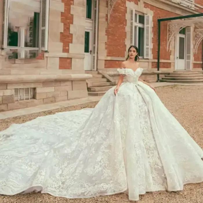 Robes de mariée sur mesure élégantes style robe de bal 2026, col bateau, traîne cathédrale, applique