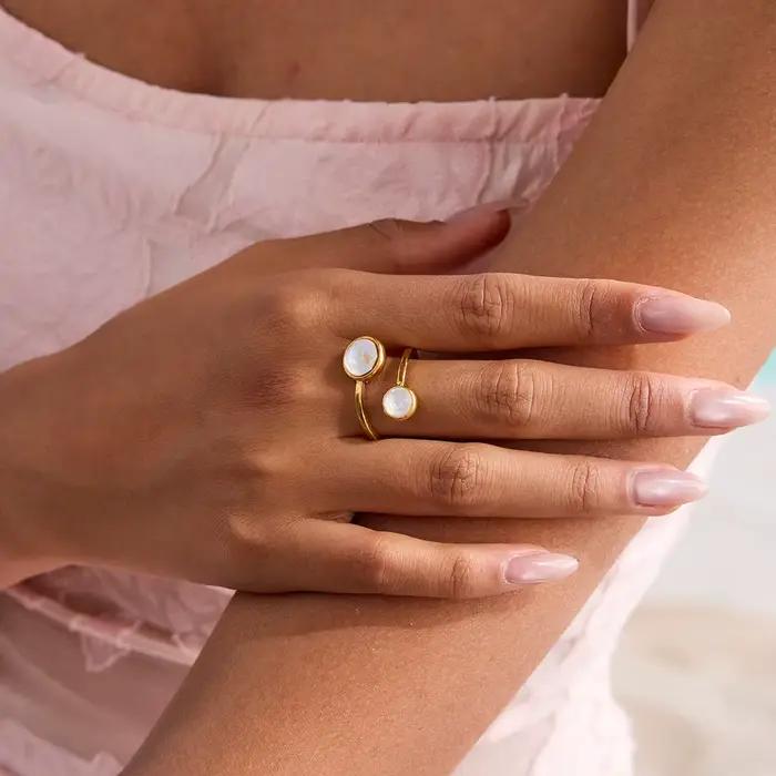 Bague en acier inoxydable plaqué or 18 carats avec incrustations de zirconium blanc pour femmes occassions spéciales minimalisme elegance robustesse