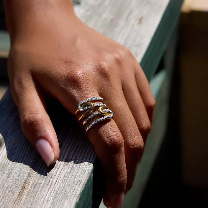 Bague en acier inoxydable plaquée or 18 carats avec strass bicolores design géométrique pour femmes pour toutes les occasions