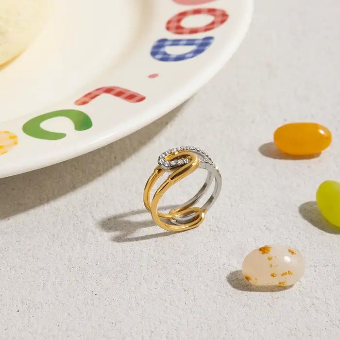 Bague en acier inoxydable plaquée or 18 carats avec strass bicolores design géométrique pour femmes pour toutes les occasions