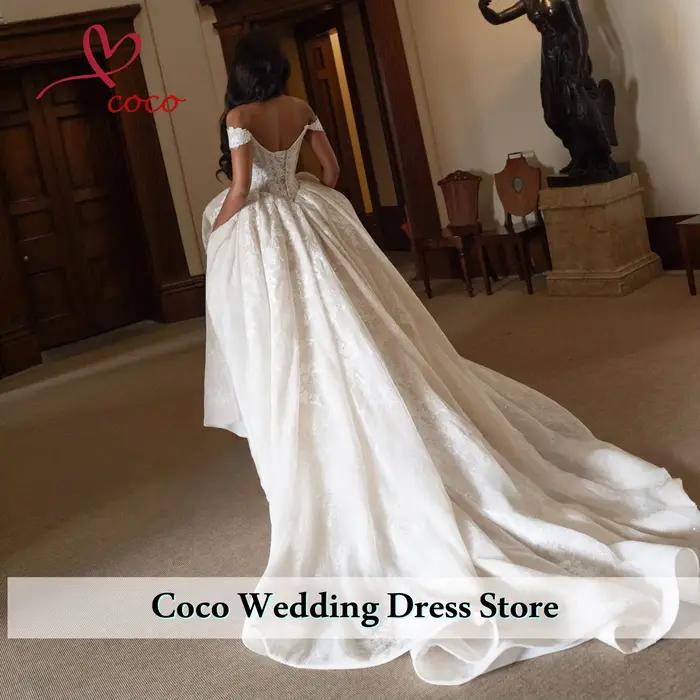 Robe de mariée élégante personnalisée en polyester avec train de balayage, épaules dénudées, col en V et décorations de dentelle pour femmes enceintes