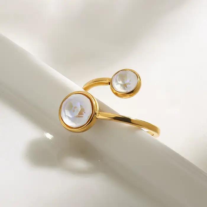 Bague en acier inoxydable plaqué or 18 carats avec incrustations de zirconium blanc pour femmes occassions spéciales minimalisme elegance robustesse