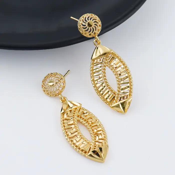 Parure de bijoux plaqué or 24 carats couleur or – Boucles d'oreilles, collier, bague – Accessoires de luxe pour mariages et fêtes – Cadeaux