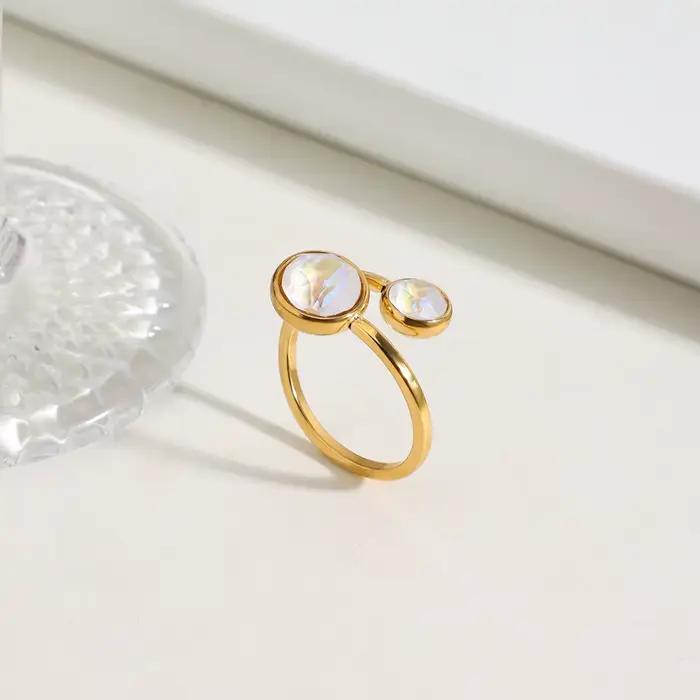 Bague en acier inoxydable plaqué or 18 carats avec incrustations de zirconium blanc pour femmes occassions spéciales minimalisme elegance robustesse