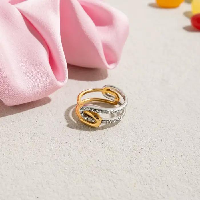 Bague en acier inoxydable plaquée or 18 carats avec strass bicolores design géométrique pour femmes pour toutes les occasions