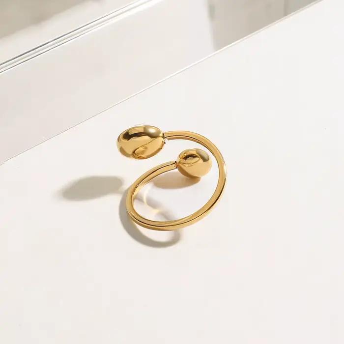 Bague en acier inoxydable plaqué or 18 carats avec incrustations de zirconium blanc pour femmes occassions spéciales minimalisme elegance robustesse