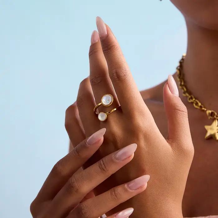Bague en acier inoxydable plaqué or 18 carats avec incrustations de zirconium blanc pour femmes occassions spéciales minimalisme elegance robustesse