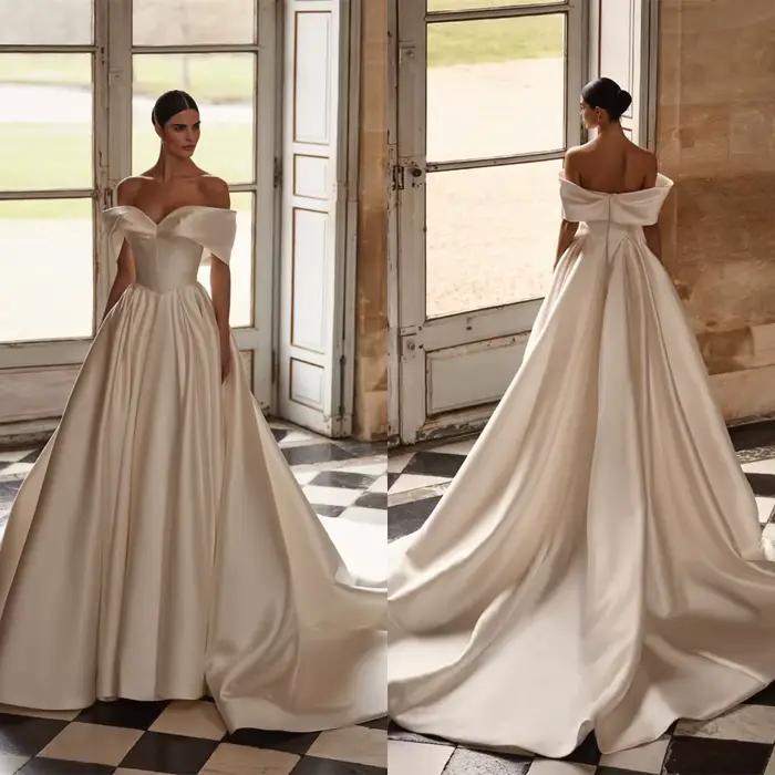 Robe de mariée gothique personnalisée en polyester satiné, épaules dénudées, train de chapelle, couleurs blanc et ivoire, pour femmes, occasions spéciales et mariages gothiques