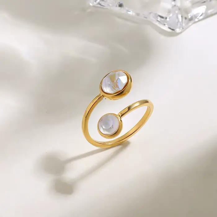 Bague en acier inoxydable plaqué or 18 carats avec incrustations de zirconium blanc pour femmes occassions spéciales minimalisme elegance robustesse