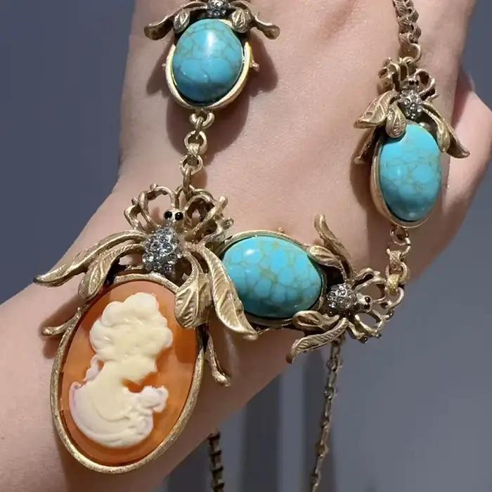 Parure de bijoux vintage en turquoise avec portrait camée