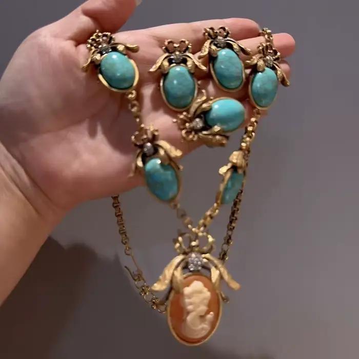 Parure de bijoux vintage en turquoise avec portrait camée