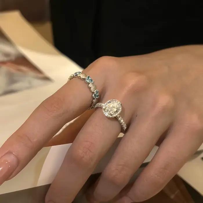 Bague de fiançailles entièrement sertie de diamants