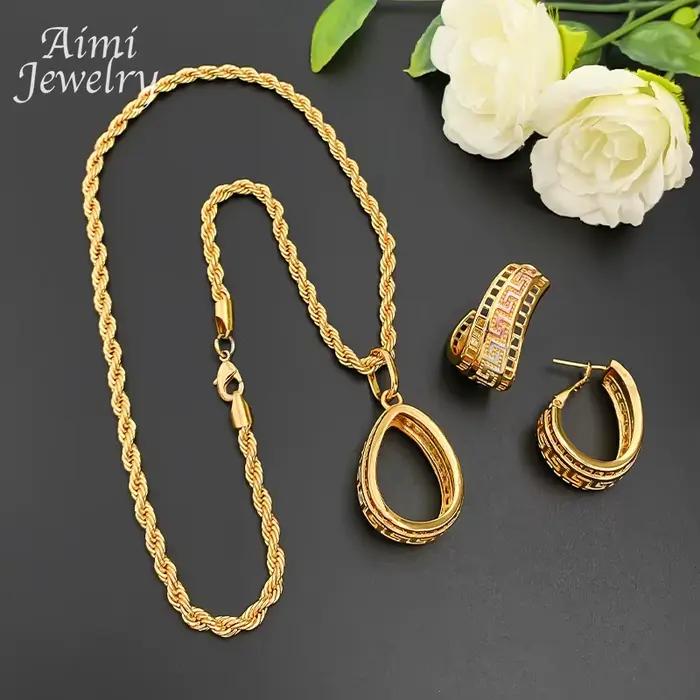 Ensemble de bijoux dorés imprimés