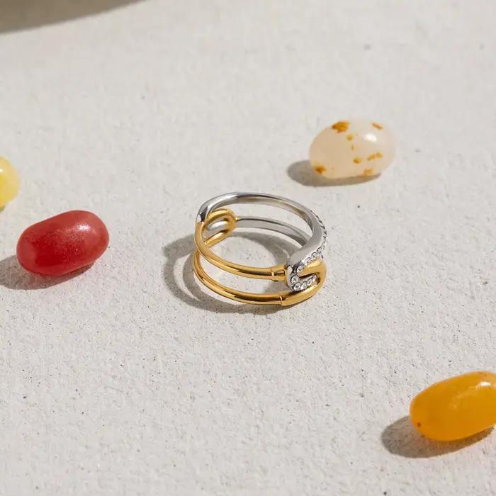 Bague en acier inoxydable plaquée or 18 carats avec strass bicolores design géométrique pour femmes pour toutes les occasions