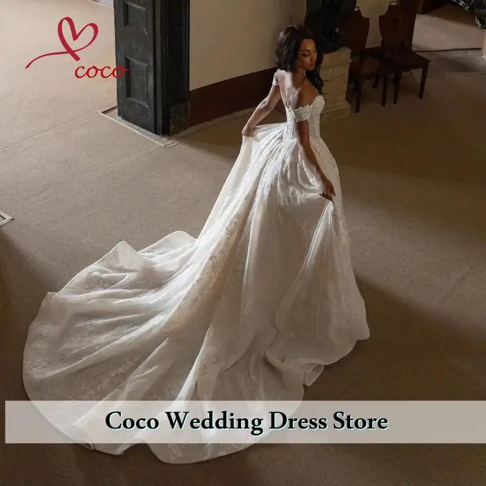 Robe de mariée élégante personnalisée en polyester avec train de balayage, épaules dénudées, col en V et décorations de dentelle pour femmes enceintes