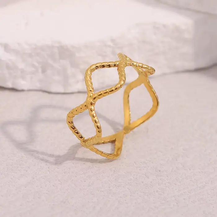 Bague en acier inoxydable plaquée or 18 carats avec motif losange ondulé géométrique pour femmes occasions spéciales mariage soirée de gala