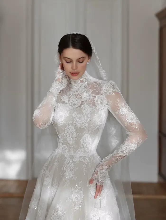 Robe de mariée en dentelle personnalisée coupe trapèze col montant manches longues avec traîne occassionnelle spéciale