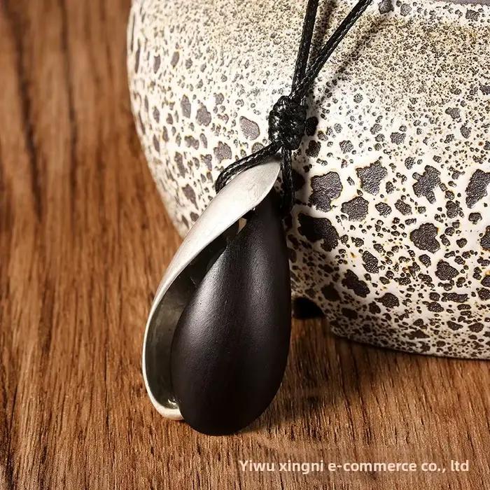 Collier pendentif ethnique en ébène