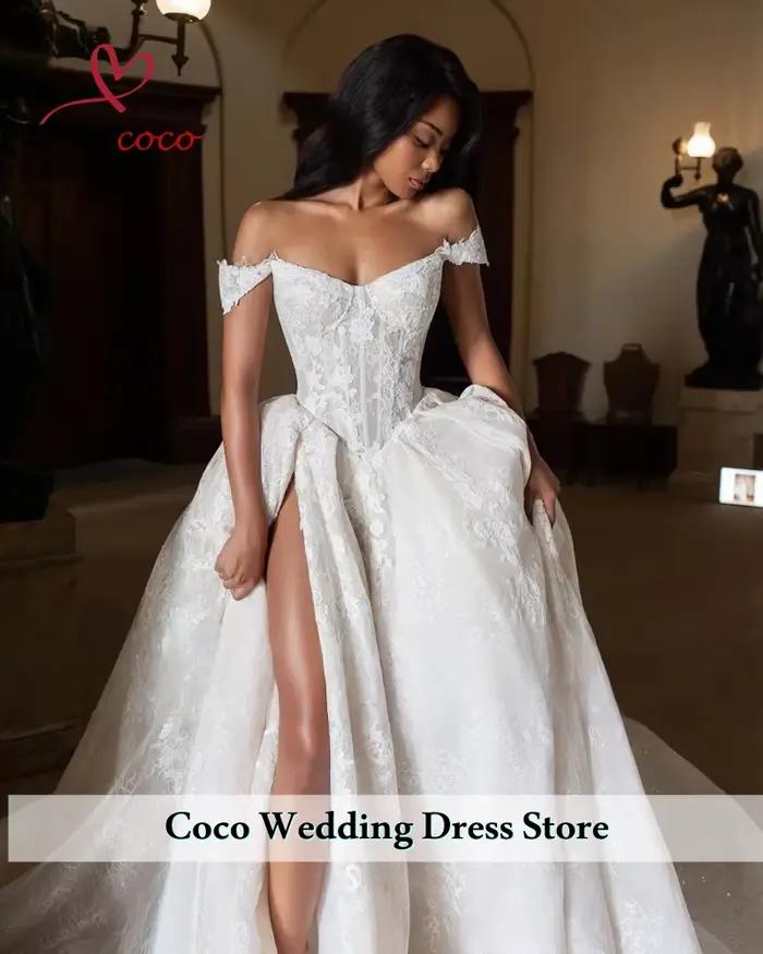 Robe de mariée élégante personnalisée en polyester avec train de balayage, épaules dénudées, col en V et décorations de dentelle pour femmes enceintes